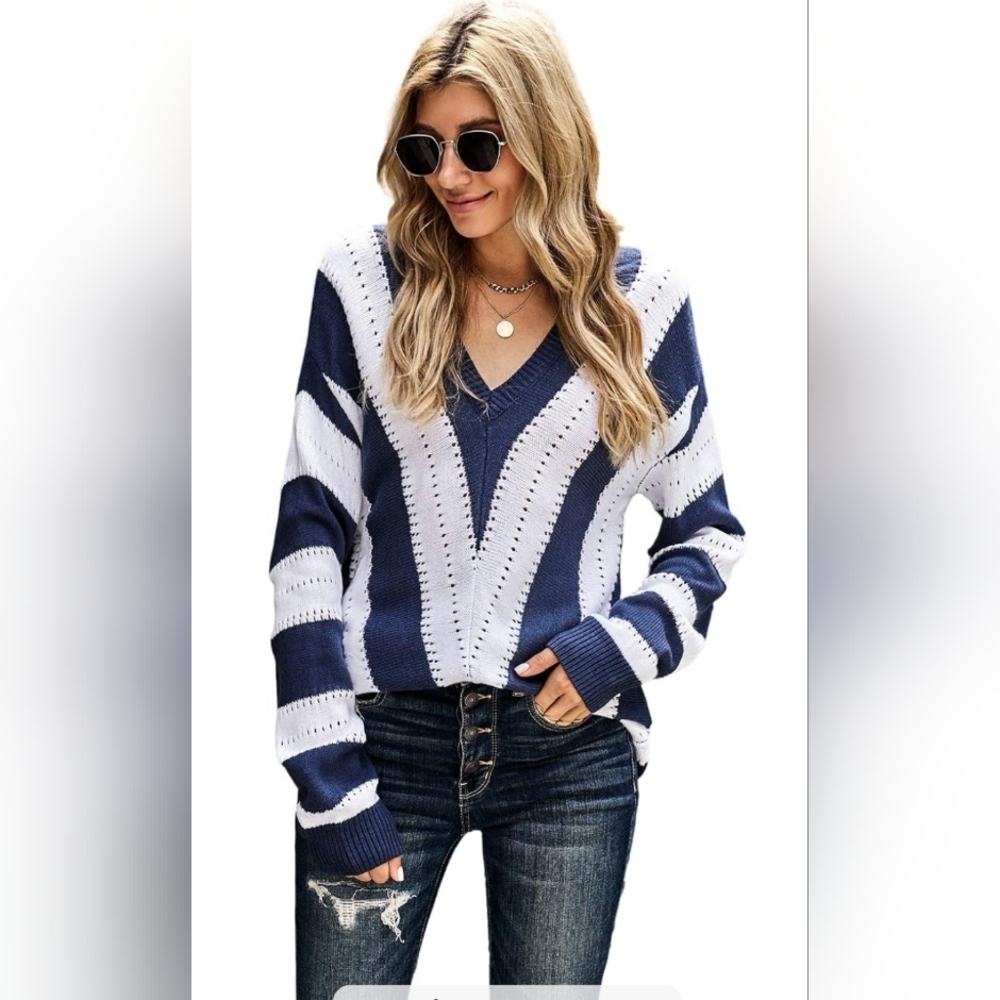 NWOT Blue & Navy Women's V-neck Chevron Sweater. Medium